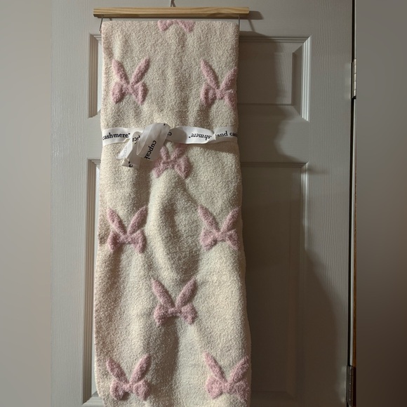 Viral Pink Bow Cupcake’s and Cashmere Blanket - Picture 2 of 8